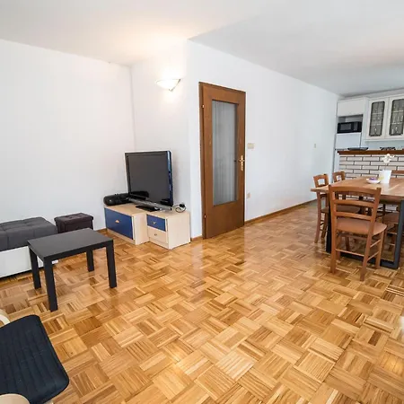 Mountain View Haven - Two Bedroom With Balcony