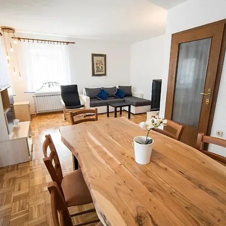 Mountain View Haven - Two Bedroom With Balcony *