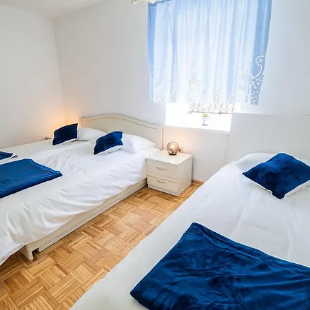 Mountain View Haven - Two Bedroom With Balcony Apartment *