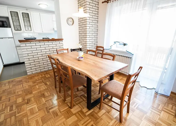 Mountain View Haven - Two Bedroom With Balcony Апартаменты *