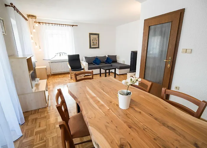 Mountain View Haven - Two Bedroom With Balcony *