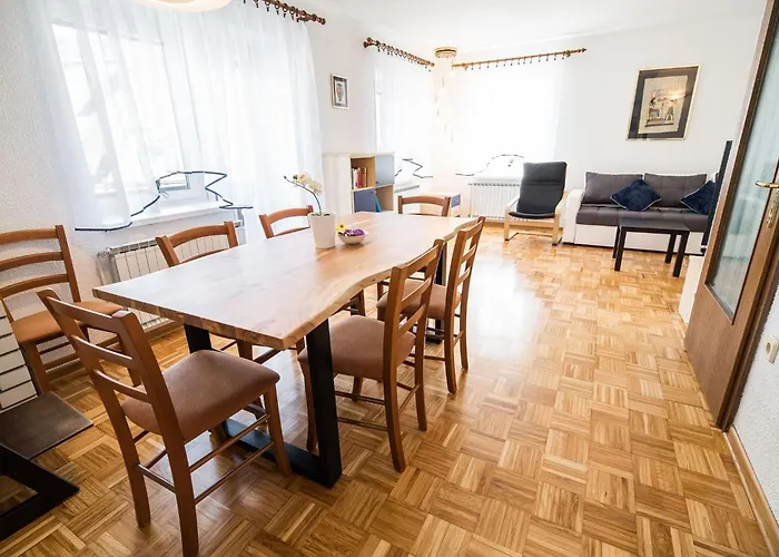 Mountain View Haven - Two Bedroom With Balcony *