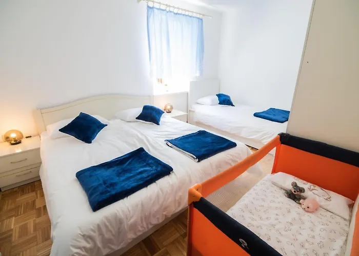 Апартаменты Mountain View Haven - Two Bedroom With Balcony