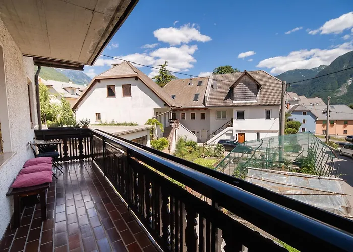Mountain View Haven - Two Bedroom With Balcony *